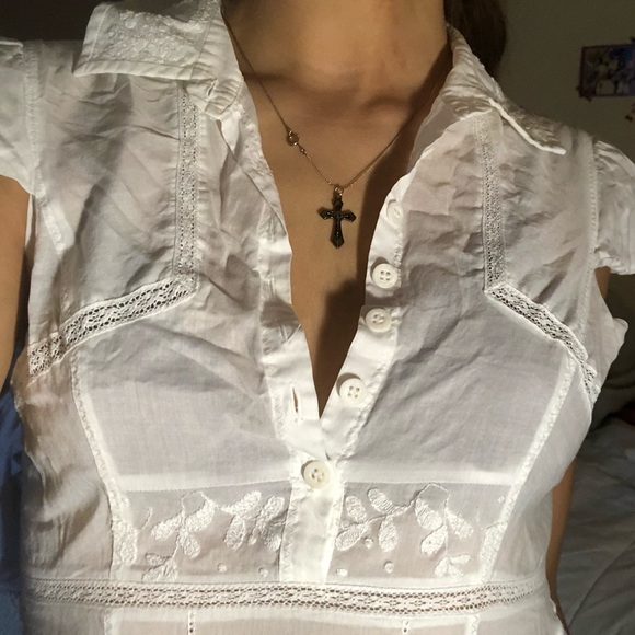 Tops - Embroidered white blouse